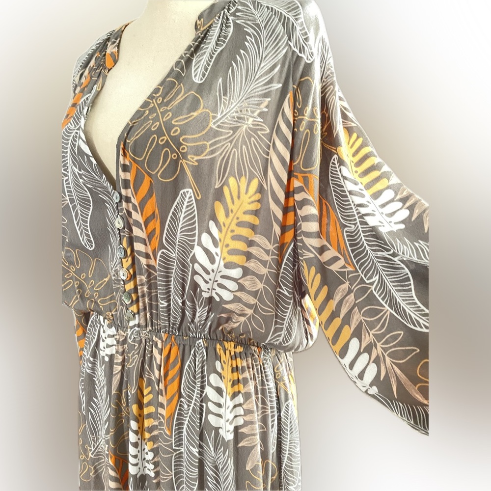 Fighting Eel/Ava Sky. jumper Caroline silver Painted Palms. Size Large.